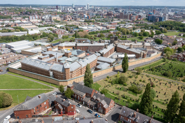 无人机拍摄的英国西约克郡利兹市阿姆利镇的照片，展示了著名的利兹HM监狱，或阿姆利监狱，在一个阳光明媚的夏天，监狱的墙壁。图片下载