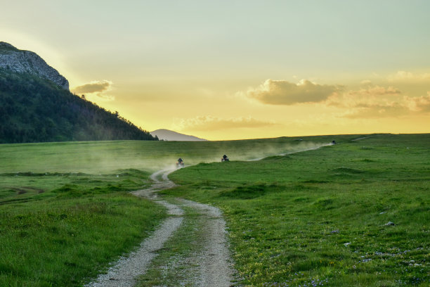 冲过山向日落图片下载