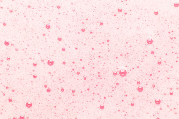 水面上有粉红色的泡泡。了解化妆品、卫生和洗涤知识。图片下载