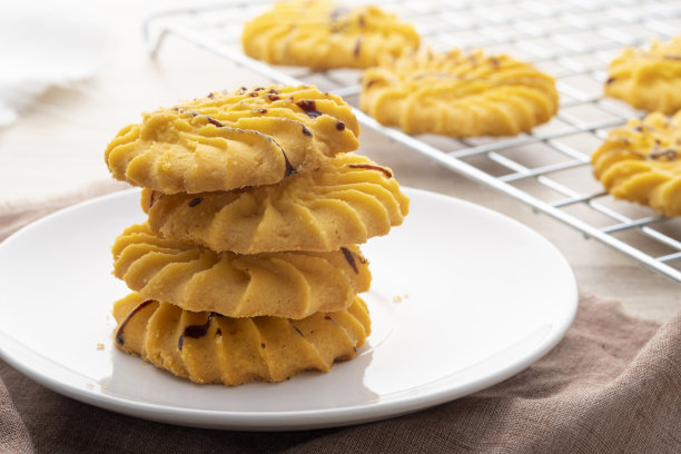 白色盘子上一堆黄油饼干图片下载