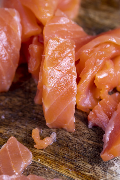 在准备一盘红鲑鱼时切鱼片图片下载