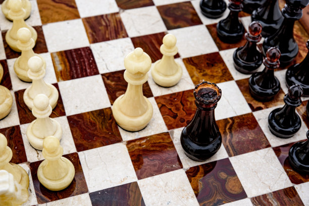 天然琥珀不同棋子的人物图片下载