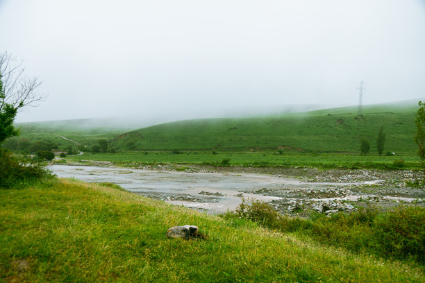 雾天，青山绿水，河水清冽图片下载
