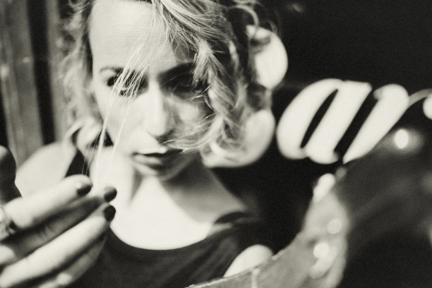 吧台前的那个年轻女人。图片下载