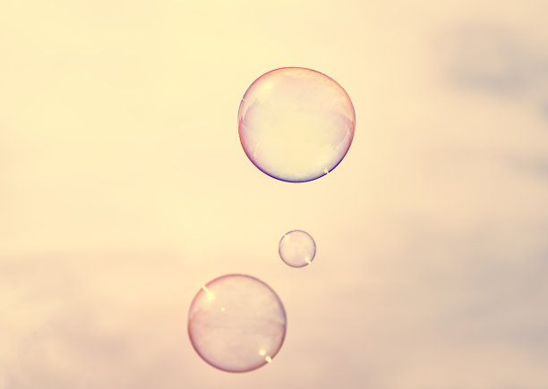 天空背景上的肥皂泡图片下载