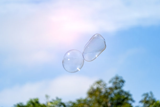 天空背景上的肥皂泡图片下载