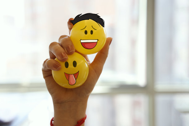 拿着表情符号的女人图片下载