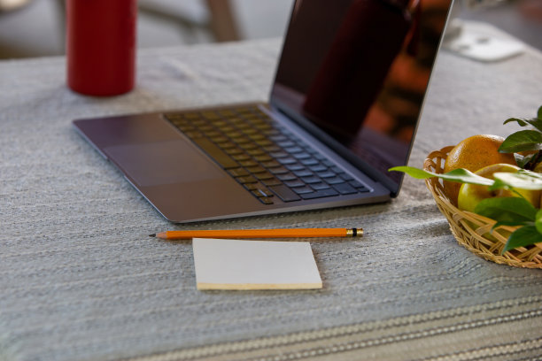 家庭和花园的电脑工作站图片下载