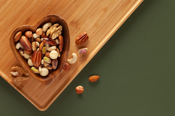 绿色背景上的各种坚果图片下载