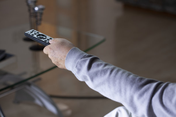 有遥控器的老人图片下载