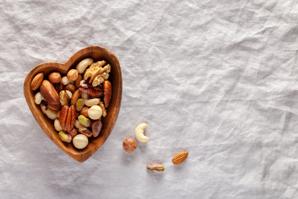 桌子上有各种各样的坚果图片下载