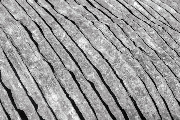 黑白特写旧风化开裂的岩石，抽象的背景与复制空间图片下载