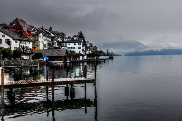 瑞士楚格的楚格湖上的湖屋图片下载