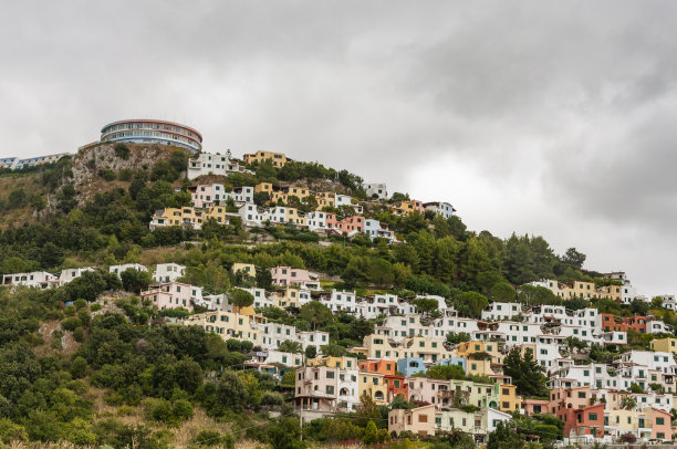 位于卡拉布里亚地区圣尼古拉阿塞拉村山顶上的桥村图片下载
