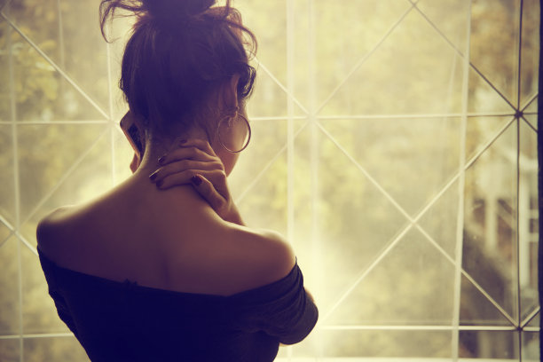 穿着时尚黑色连衣裙的年轻漂亮女人认真工作图片下载