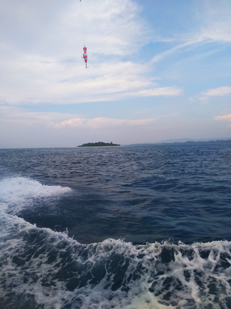波浪形的海面上悬挂着波浪形的鱼饵——印尼海上的渔船图片下载