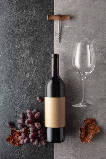 葡萄酒与葡萄在石头的背景。图片下载
