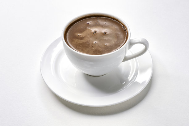 土耳其咖啡用白瓷杯隔离。图片下载