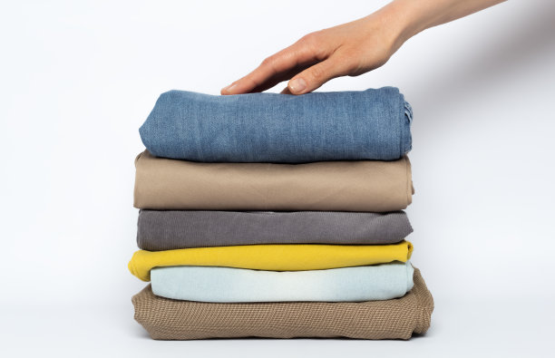 白色背景上叠好的衣服。图片下载