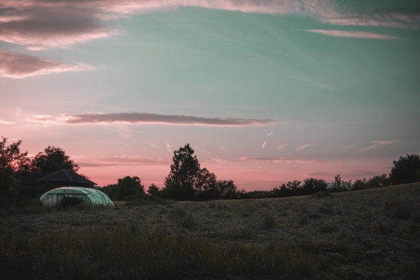 美丽的自然图片，山峦和田野在春天的日落。春天展现了大自然的美丽图片下载