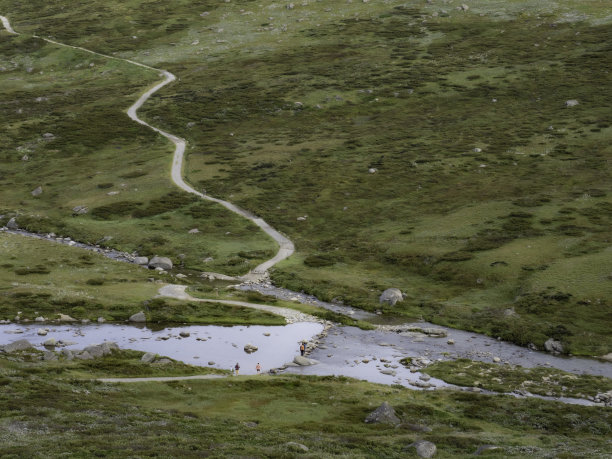 山地步道与河流相交图片下载