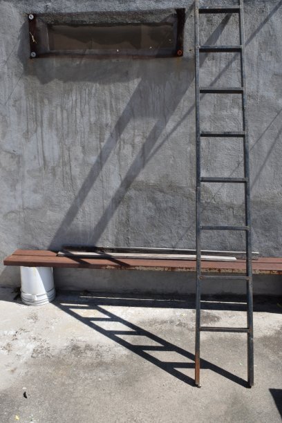 梯子组成投下阴影图片下载