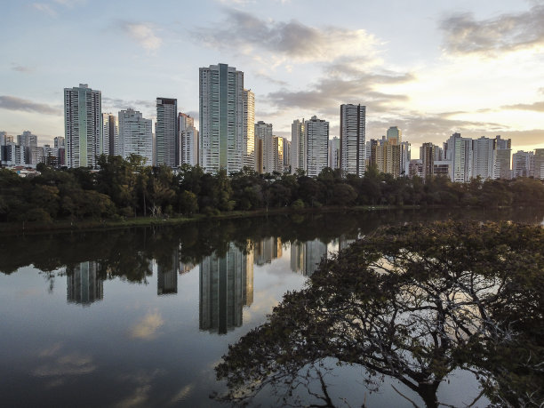 日落时分湖面上的住宅楼鸟瞰图图片下载