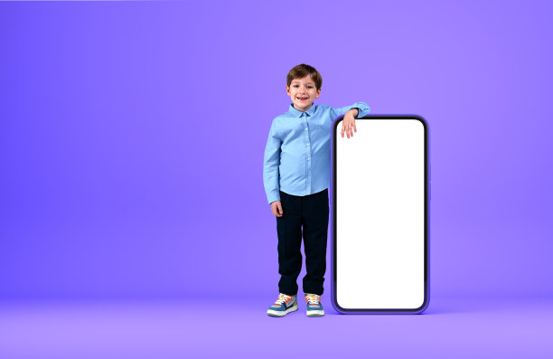 孩子站在手机模型展示旁边，在线教育图片下载