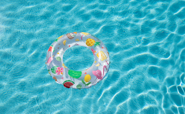 游泳池里的浮动环。图片下载