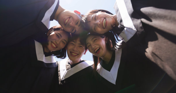 学生围绕着头部图片下载