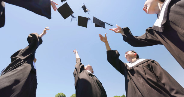 一群快乐的毕业生抛帽子庆祝图片下载