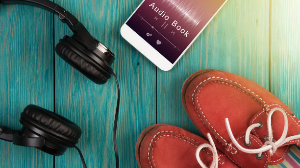 收听有声读物概念 - 智能手机上的在线音乐播放器应用程序图片下载