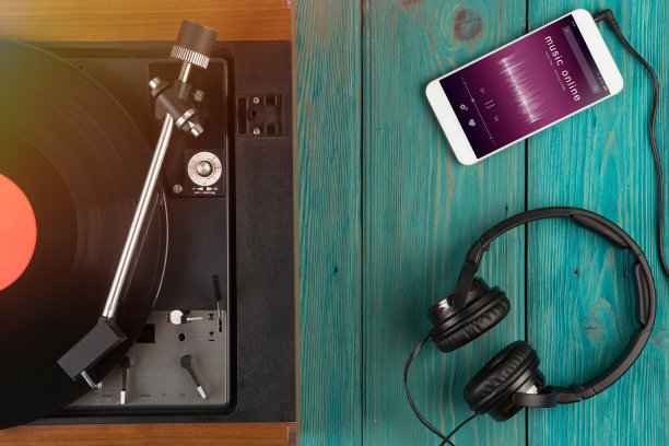 在线音乐概念：智能手机上的在线音乐播放器App与复古转盘和耳机图片下载