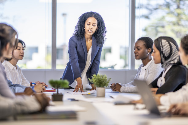 女人主持公司商务会议图片下载