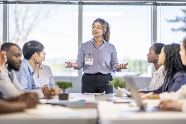女人主持公司商务会议图片下载