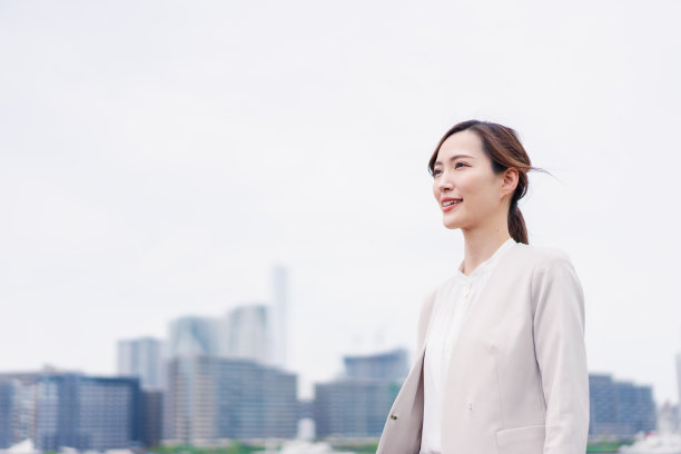 一个女商人在户外散步图片下载