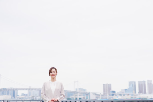 一个女商人在户外散步图片下载