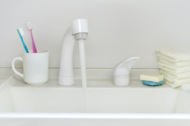 水槽有牙刷，肥皂和毛巾图片下载