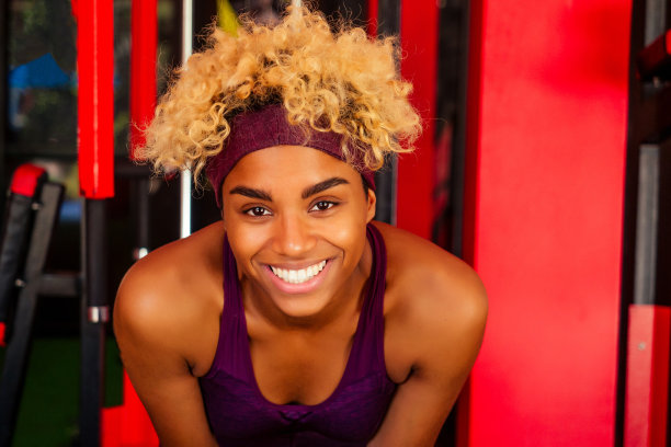 年轻的非洲裔美国女性在室内健身房锻炼图片下载