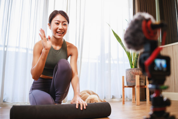 穿着运动服的专业教练在摄像机前摆姿势。健康的生活方式图片下载
