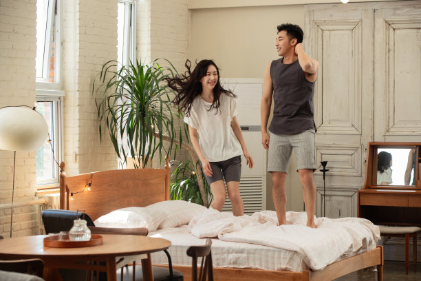 快乐的年轻夫妇图片下载