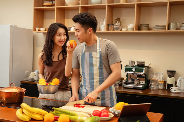 这对年轻夫妇正在家里做饭图片下载