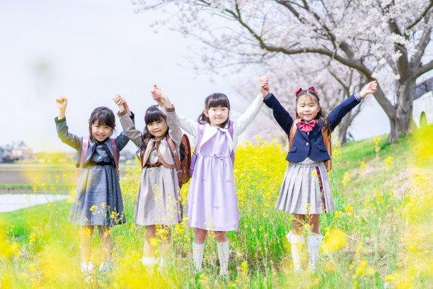 在花园里一起玩耍的小学女生图片下载