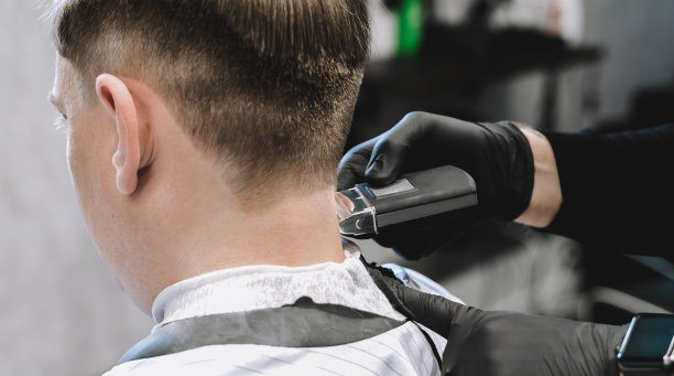 去理发店。男人做时髦的发型、发型。剃去寺庙,。理发师理发推子图片下载