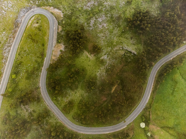 无人机拍摄的山路鸟瞰图图片下载