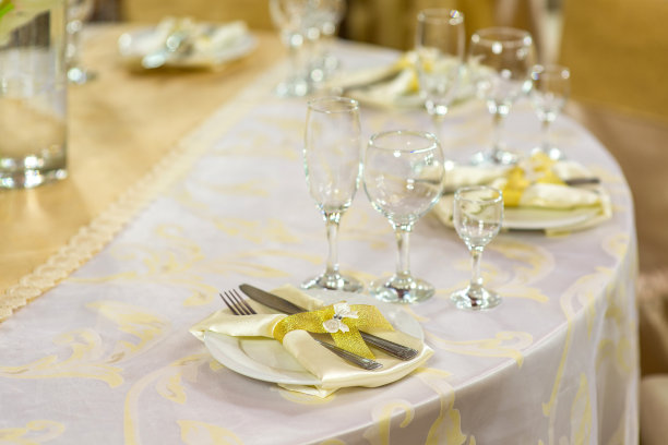 在餐厅的节日餐桌上上菜图片下载