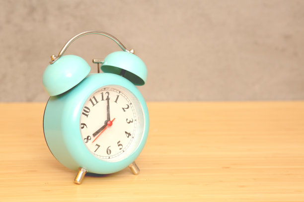 胶合板背景上的日期和时间图片下载