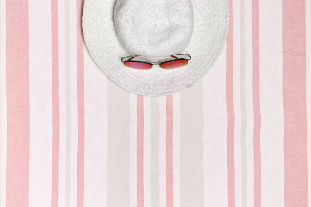 最小的夏季海滩概念俯视图宽檐太阳帽和太阳镜条纹海滩毛巾，粉白色背景。夏季聚会，旅行，节日卡片或邀请。快乐的夏天图片下载