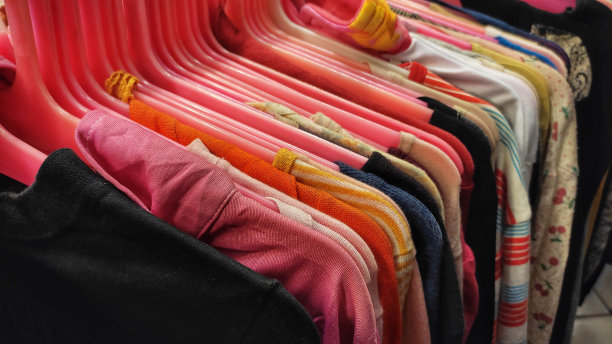 二手店的一排上衣图片下载