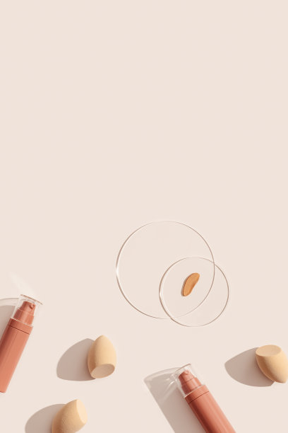 化妆粉底霜瓶，样品放在玻璃盘上，美妆搅拌机海绵在米色背景上用强光照射。护肤美容产品。俯视图包遮瑕基础容器图片下载